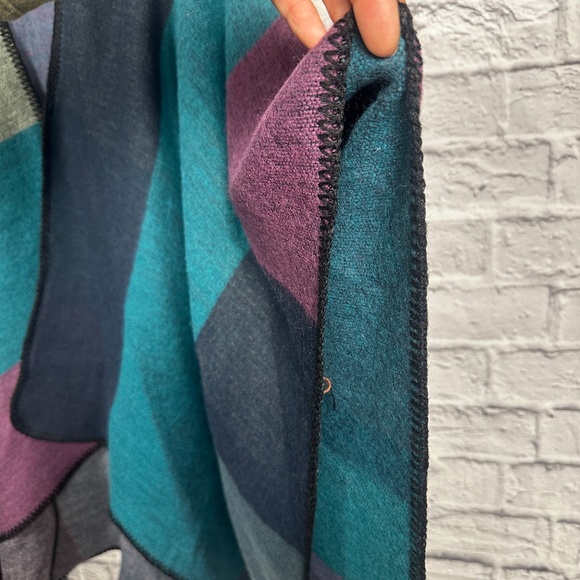 Everlyn K- Colorblock Soft Knit Kimono / Poncho Wrap- One Size - Picture 8 of 9